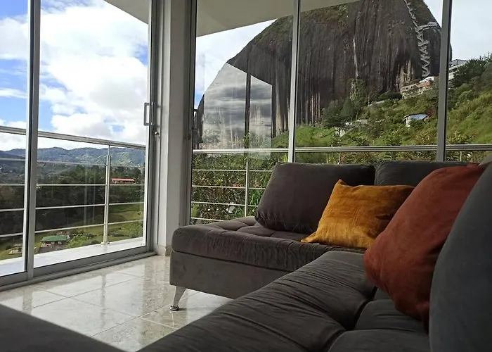 Linda Casa Con Espectacular Vista Embalse Y Piedra